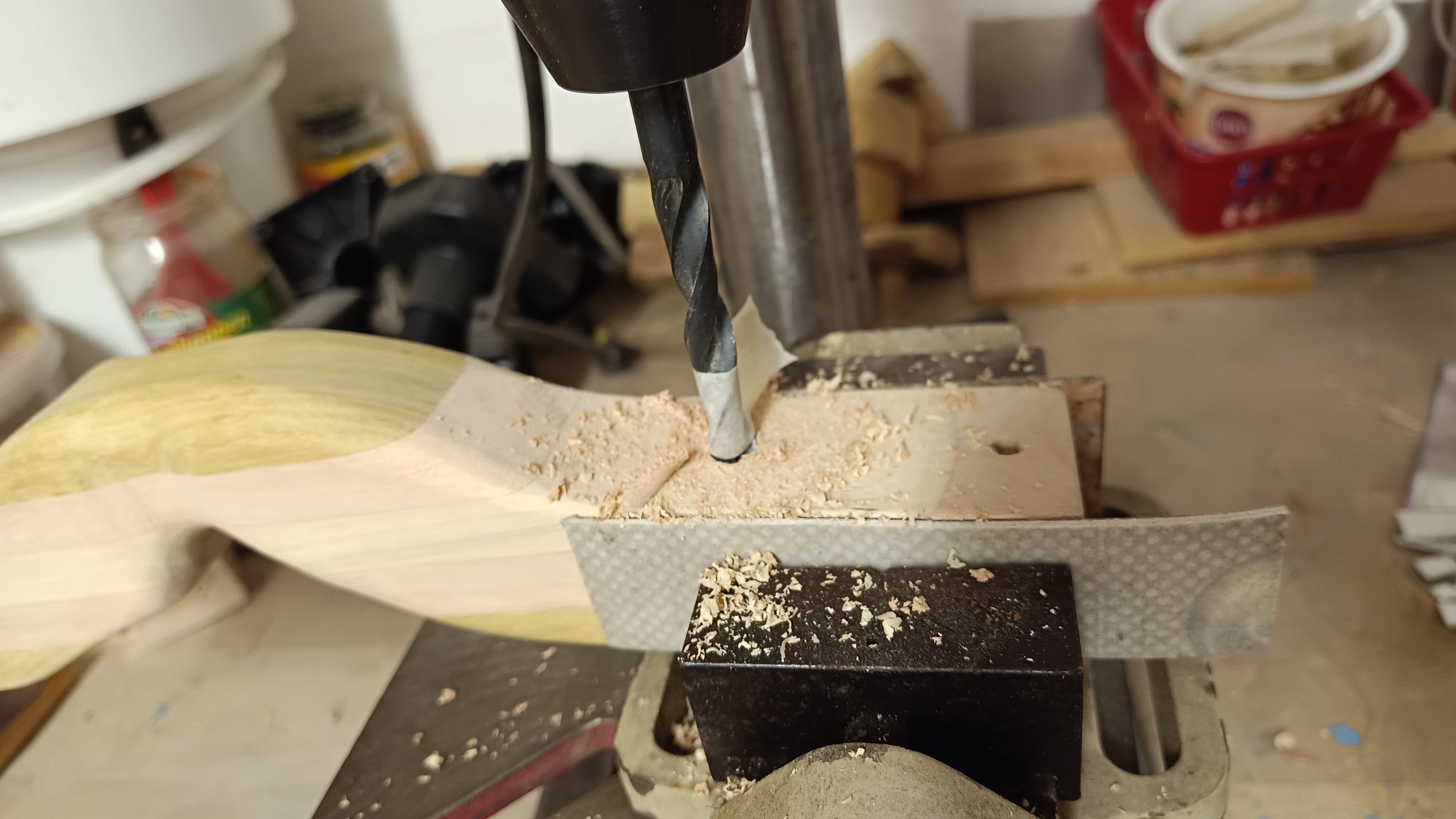 Mittels einer Ständerbohrmaschine und einem markierten Bohrer, werden in das Griffstück passende Löcher in der gewünschten Tiefe gebohrt
