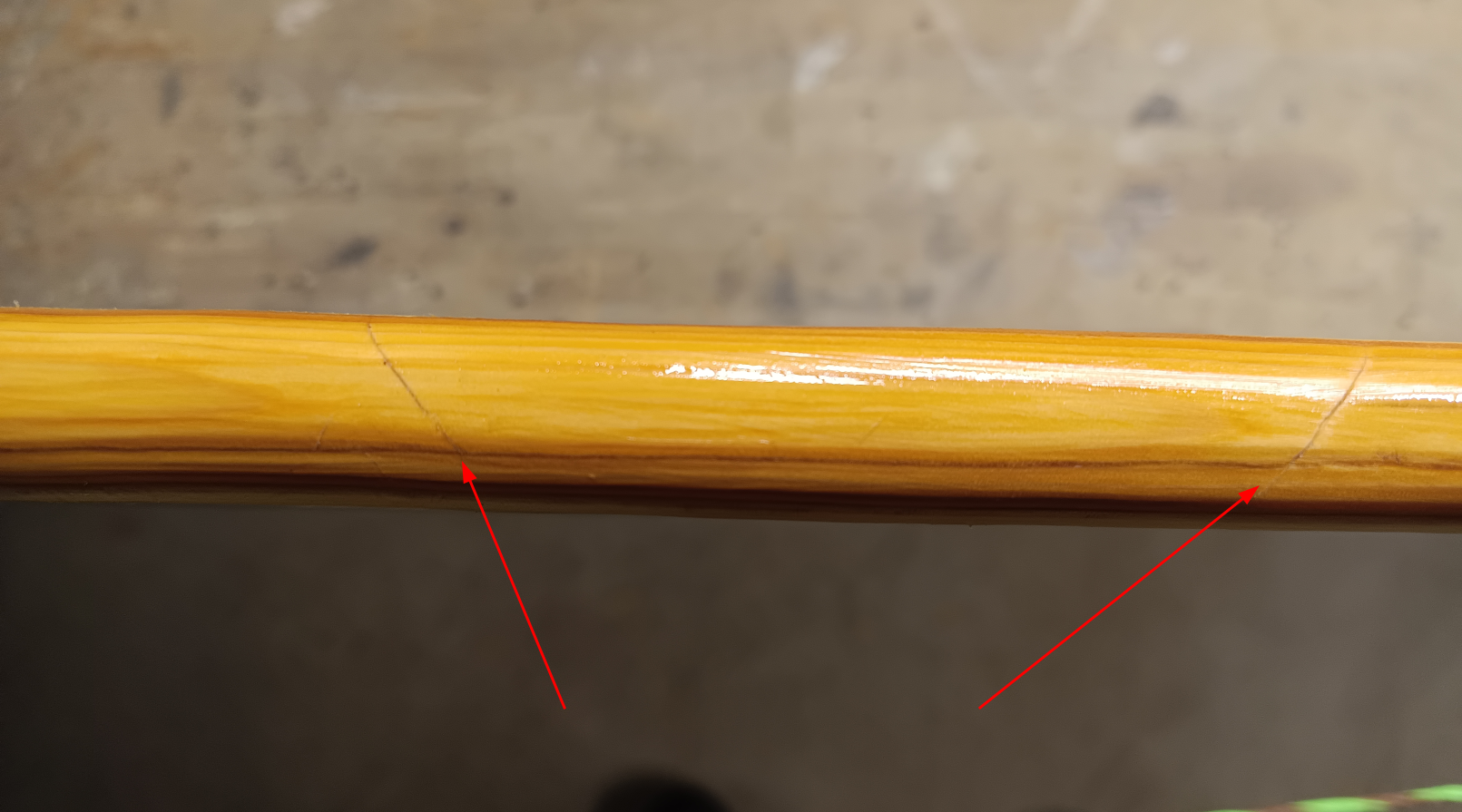 Detailfoto der Stelle am Eibebogen, wo sich die Spannungsrisse gebildet haben. Diese habe ich noch zusätzlich mit zwei roten Pfeilen markiert und Sichtbar gemacht